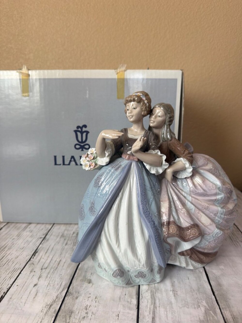 Lladró "Southern Charm" Damita con Flores Porcelain Figurine 5700 in Box w/FLAWS - Picture 1 of 16